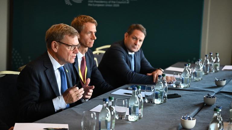Johann Wadephul (CDU), Bundesaußenminister ist am Rande des Gymnich-Treffens mit Journalisten im Gespräch.