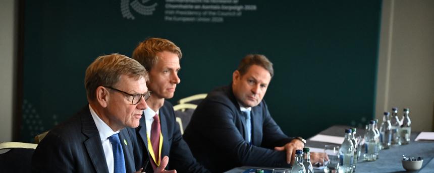 Johann Wadephul (CDU), Bundesaußenminister ist am Rande des Gymnich-Treffens mit Journalisten im Gespräch.