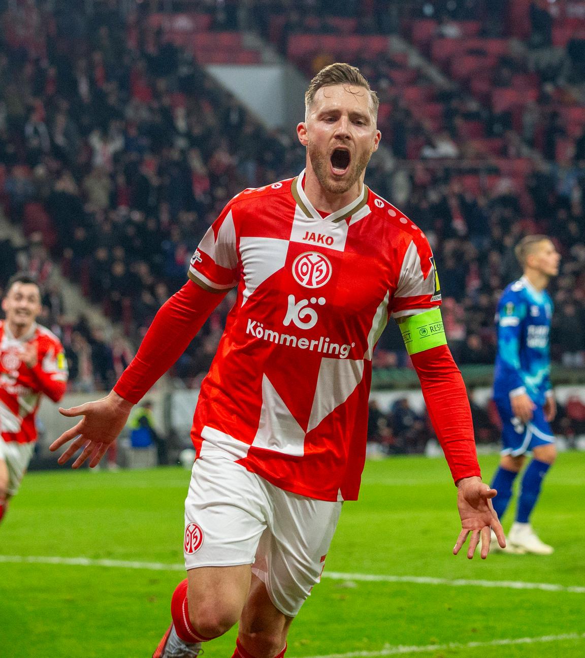 Bejubelt den Mainzer Sieg gegen Samsunsport: Silvan Widmer