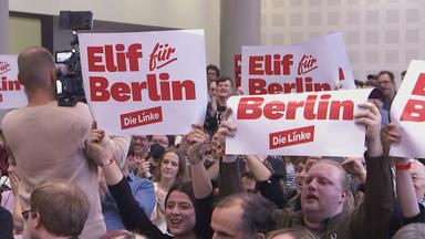 Bei einer Pressekonferenz von Elif Eralp halten Zuschauer Schuloder mit der Aufschrift "Elif für Berlin" hoch.