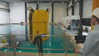 Roboter wird unter Wasser gelassen um Munition zu entschärfen.