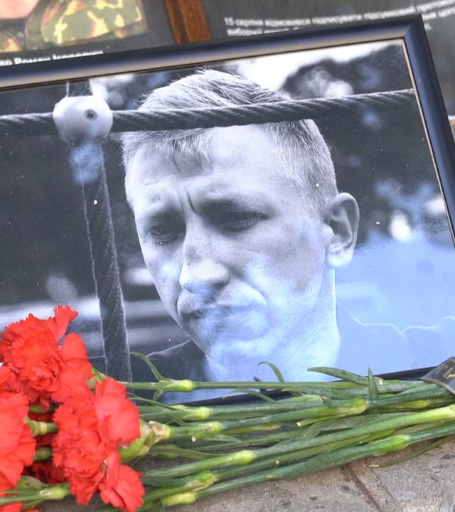Kerzen und Blumen an Gedenkstätte für belarussischen Aktivist Witali Schischow