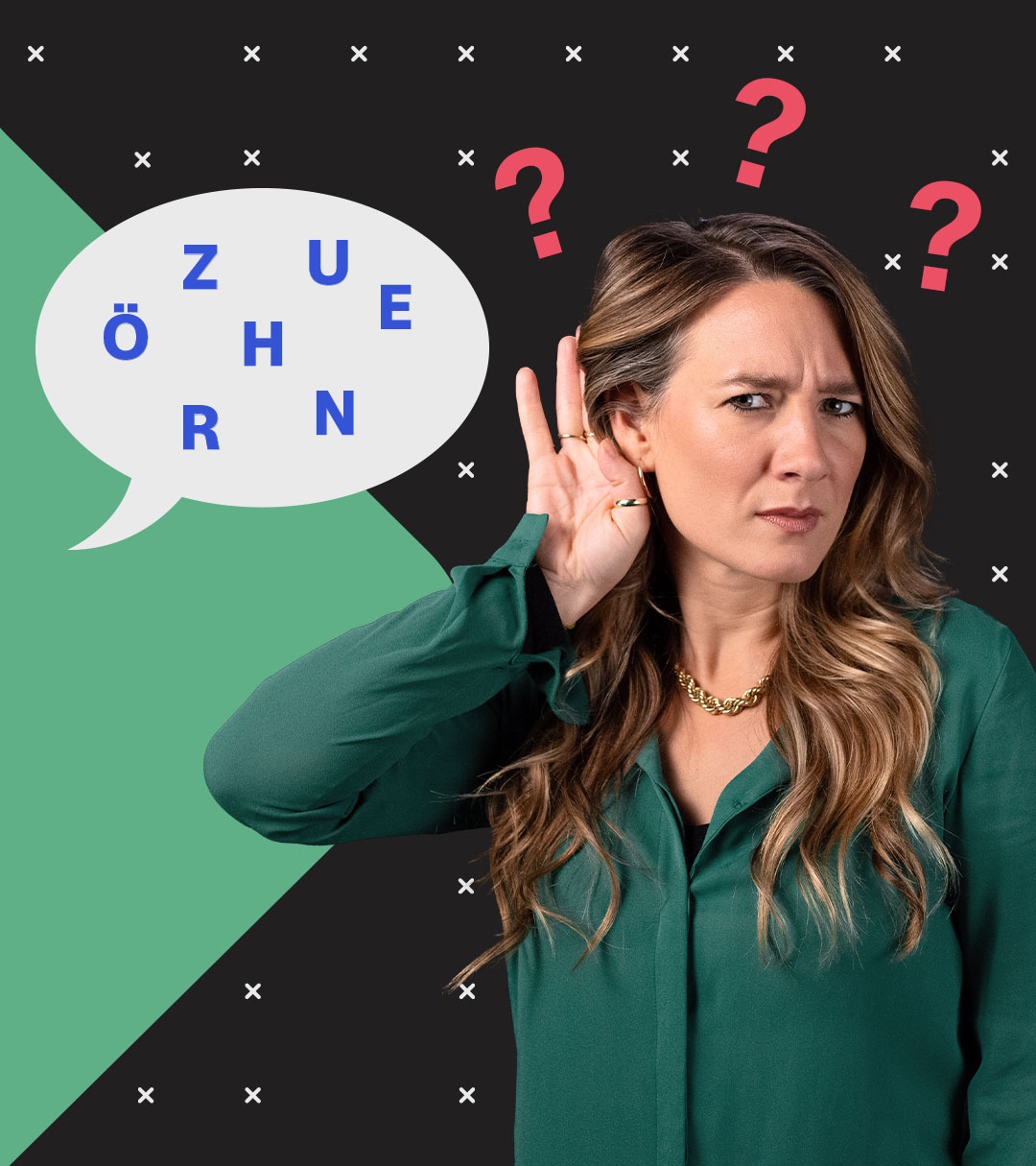 Jasmina Neudecker hält sich ihre Hand hinters Ohr, um besser zu hören, daneben eine grafische Sprechblase mit den Buchstaben von "Zuhören" darin