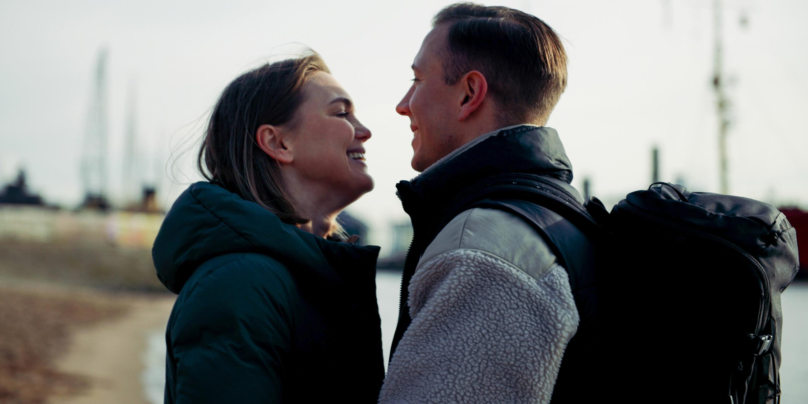Svenja und Johannes stehen nah gegenüber und lächeln sich an.