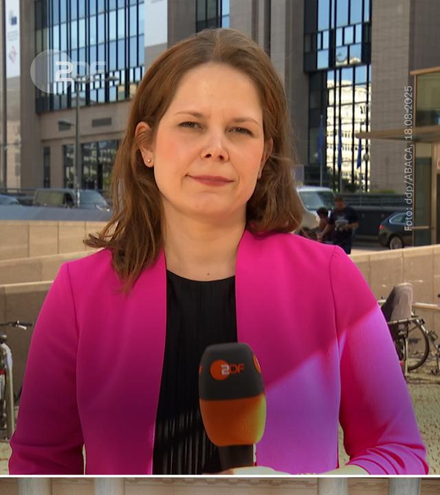 ZDF-Korrespondentin Lara Wiedeking in der oberen Hälfte des Bildes und ein Gruppenfoto europäischer Regierungschefs mit US-Präsident Donald Trump auf der unteren Bildhälfte.