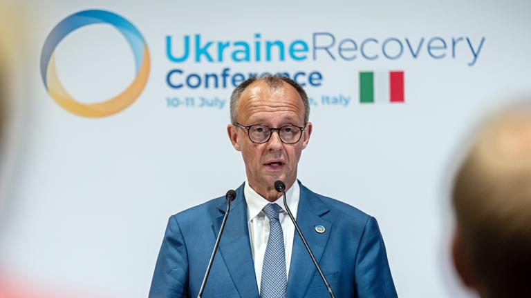 Merz bei Rede auf der Konferenz in Rom