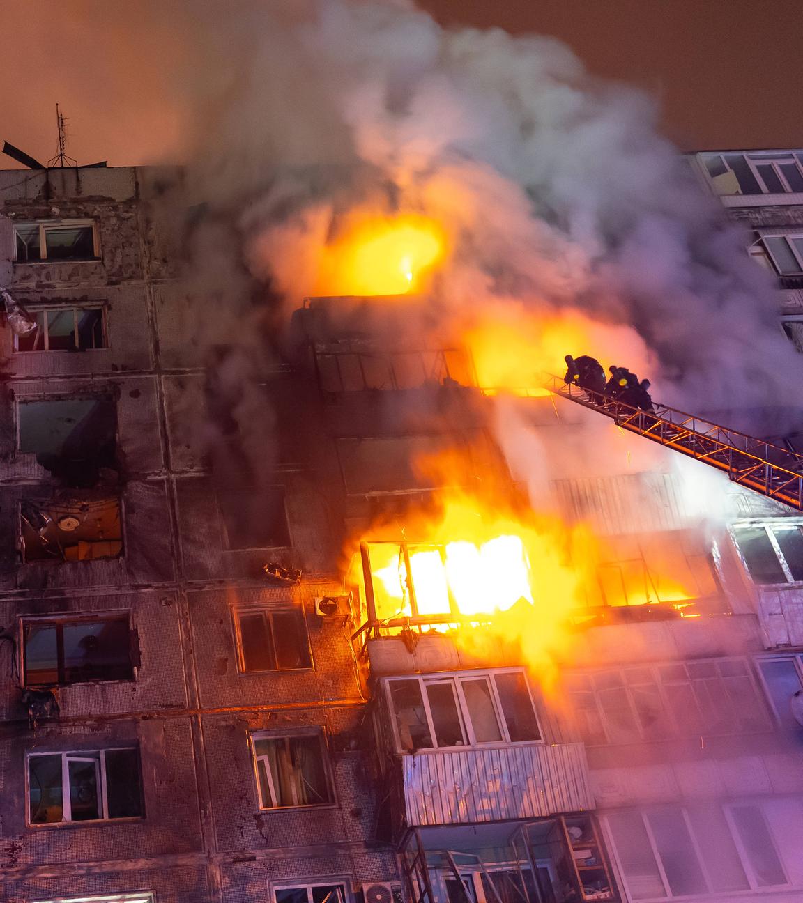 Ein brennendes Gebäude in der Ukraine