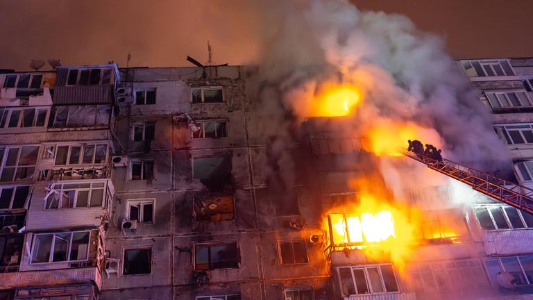 Ein brennendes Gebäude in der Ukraine