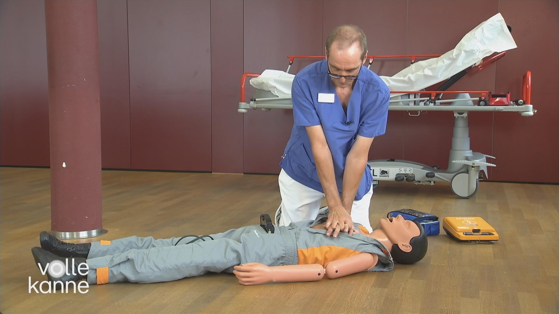 Mann gibt Puppe Herzdruckmassage