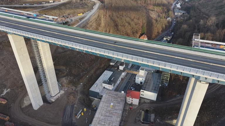 Wiederaufgebaute Brücke mit zwei Spuren