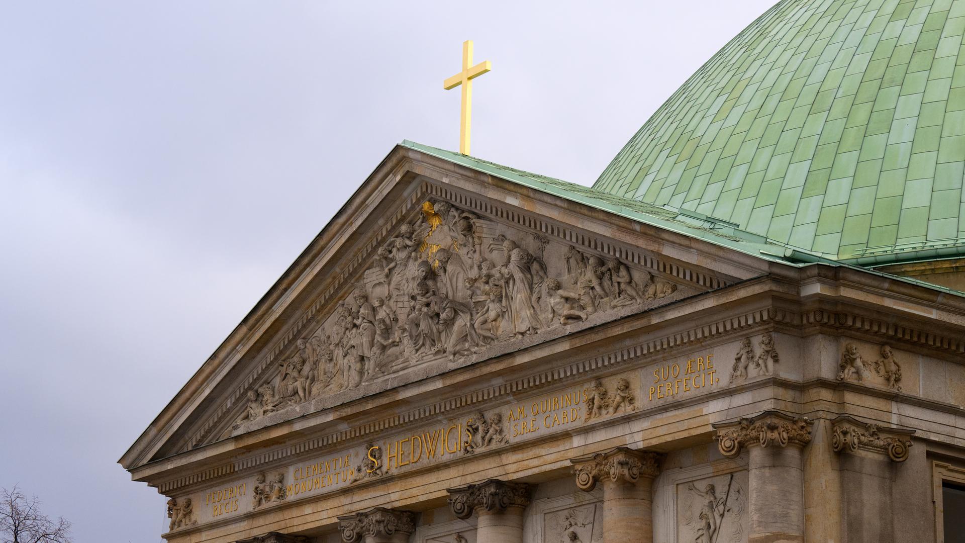 Das von der Kuppel umgesetzte Kreuz steht nun auf dem Portal der Sankt Hedwigs-Kathedrale am Bebelplatz in Berlin-Mitte.