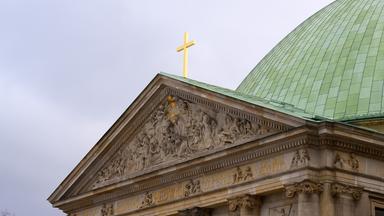 Das von der Kuppel umgesetzte Kreuz steht nun auf dem Portal der Sankt Hedwigs-Kathedrale am Bebelplatz in Berlin-Mitte.