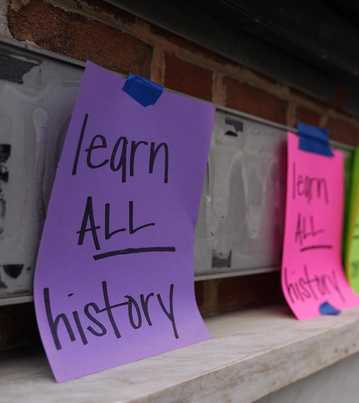 Schilder und Poster mit der Aufschrift "learn all history".