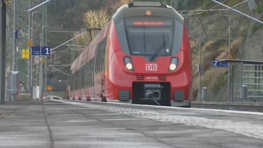 Zug, der in Bahnhof einfährt
