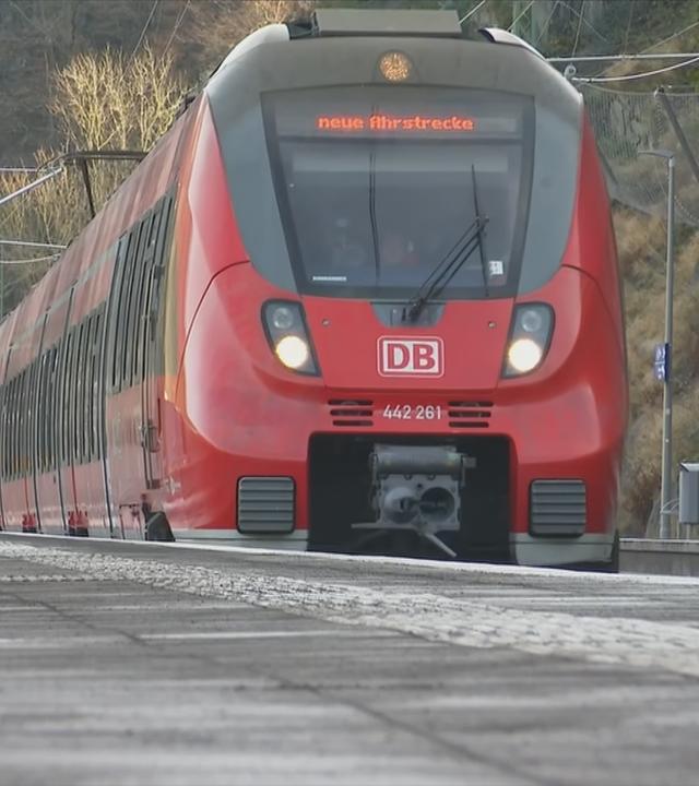 Zug, der in Bahnhof einfährt