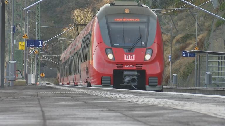 Zug, der in Bahnhof einfährt