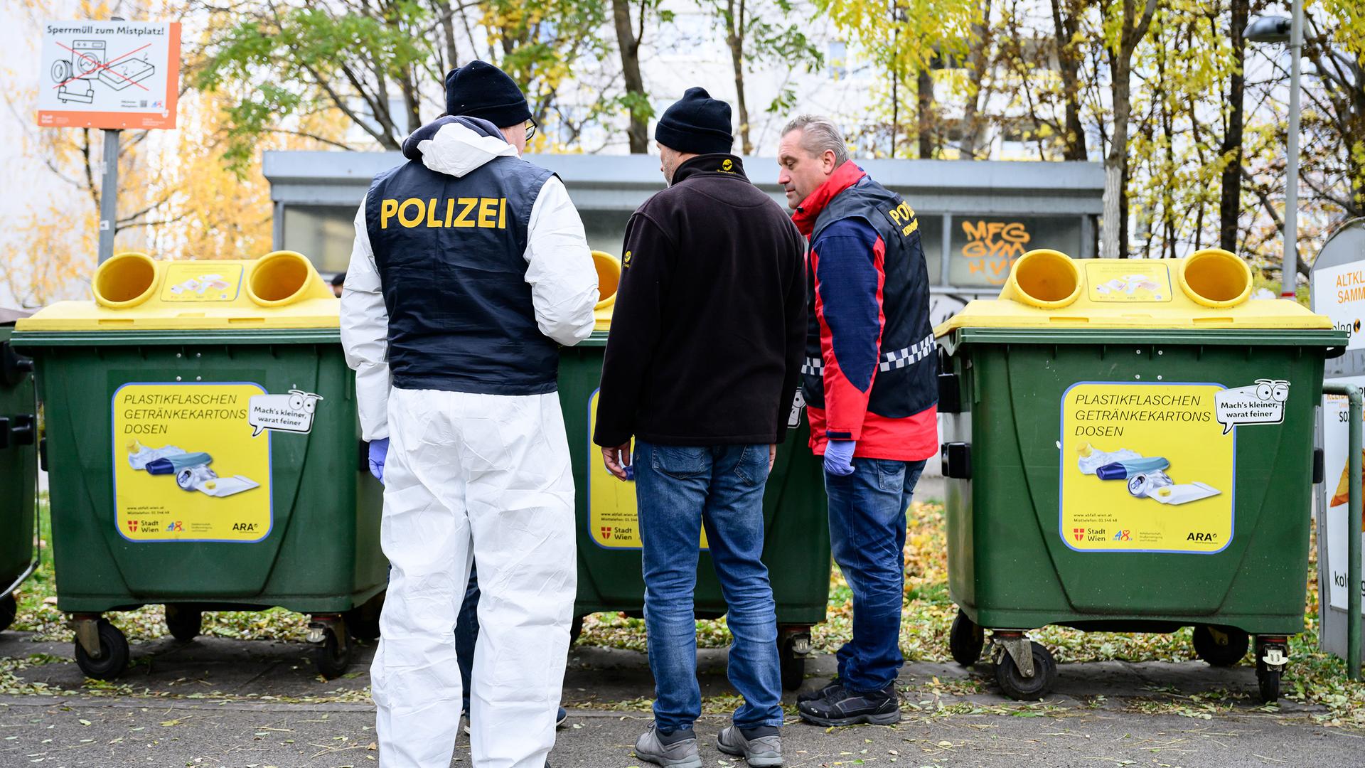 Einsatzkräfte der Polizei am Fundort des toten Babys