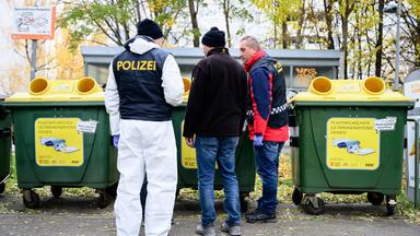 Einsatzkräfte der Polizei am Fundort des toten Babys