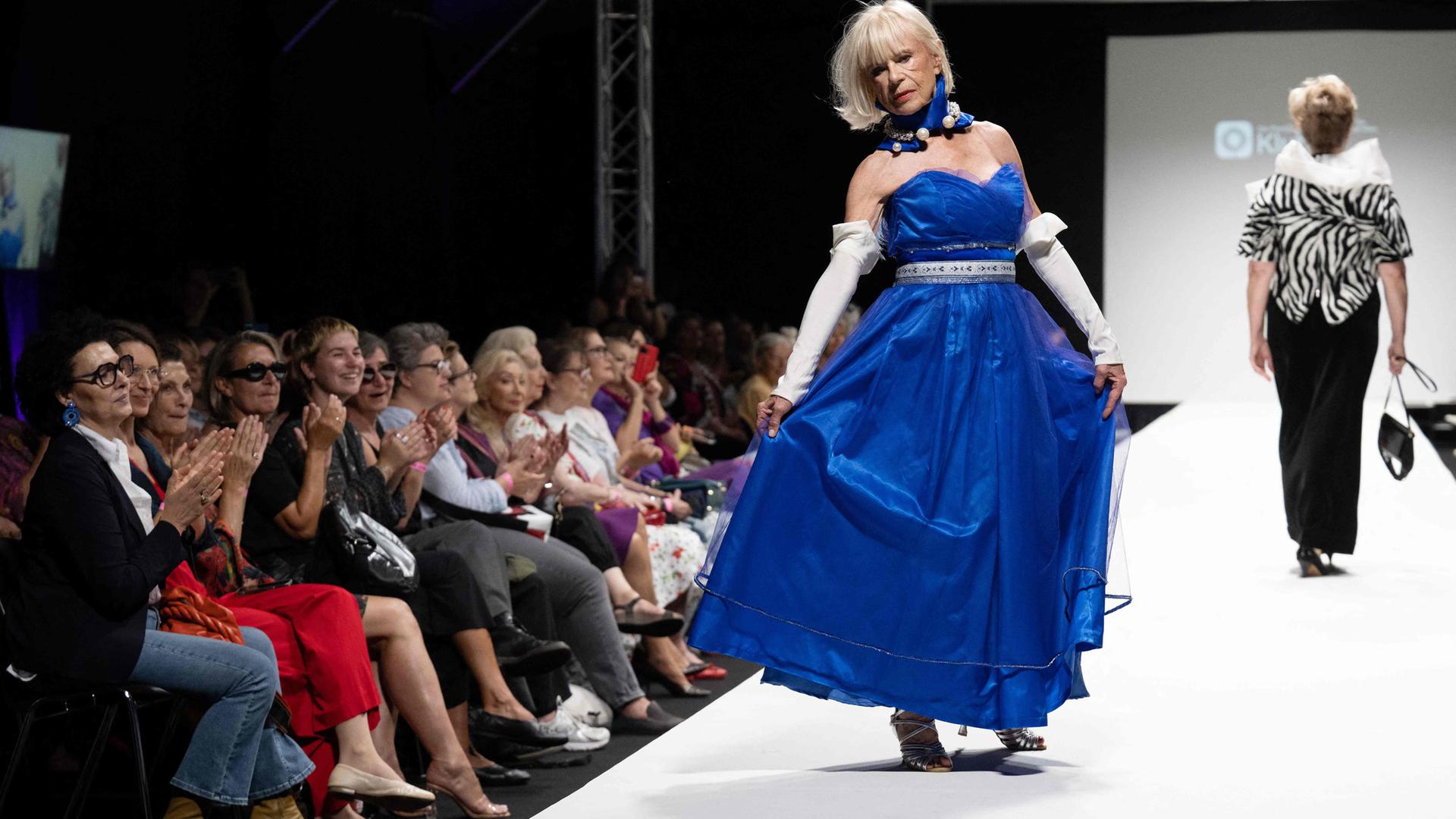 Wien Fashion Week: Frau präsentiert blaues Kleid auf Laufsteg
