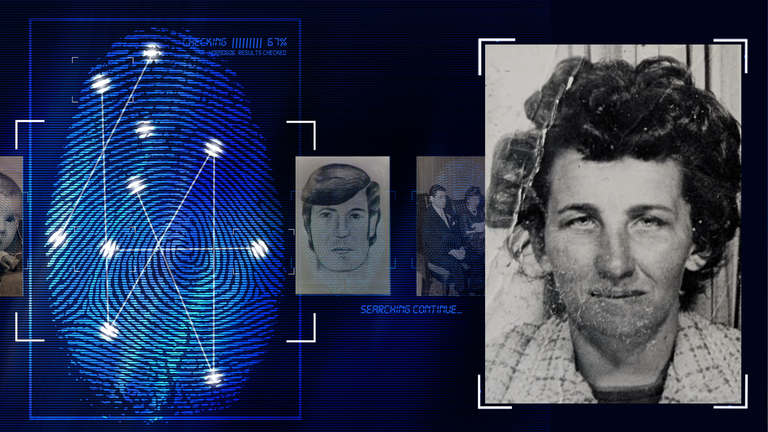 Schwarzweißes Portraitfoto einer Frau mit kurzen, dunklen Haaren. Sie lächelt. Im Anschnitt ist ein kariertes Oberteil zu erkennen. Das Bild wirkt alt und abgenutzt. Links daneben: Lichtschematische Darstellung eines Fingerabdrucks.