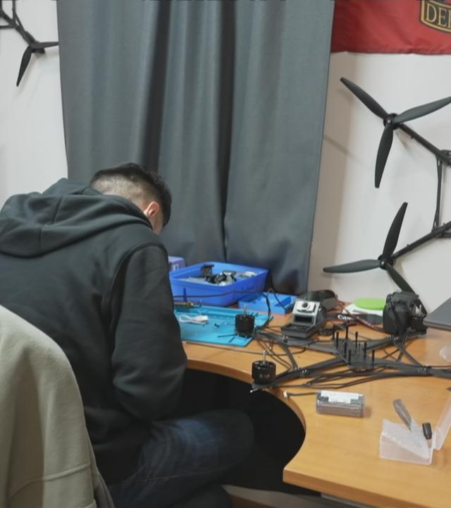 Ein Mann stellt Drohnen her
