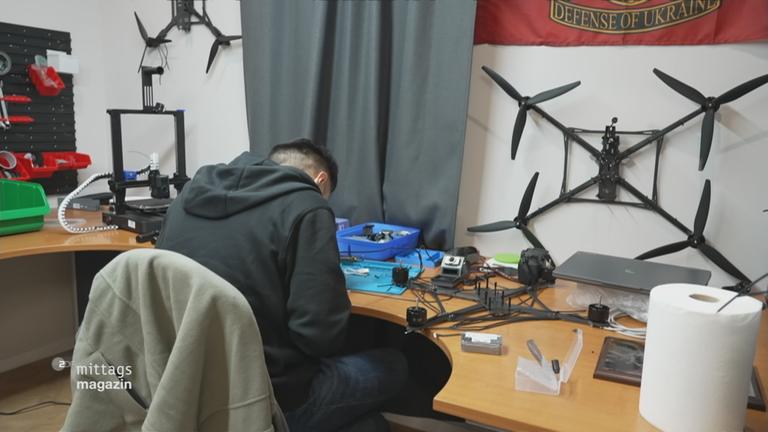 Ein Mann stellt Drohnen her
