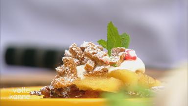 Reibekuchen mit Apfelkompott und Zimt‑Vanille‑Schmand auf einem Teller serviert.