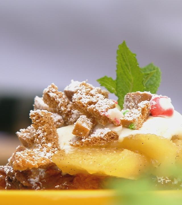 Reibekuchen mit Apfelkompott und Zimt‑Vanille‑Schmand auf einem Teller serviert.
