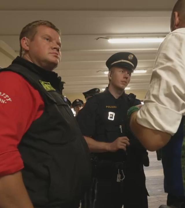 Auf dem Bild zu sehen ist: Security-Team von der Wiesn
