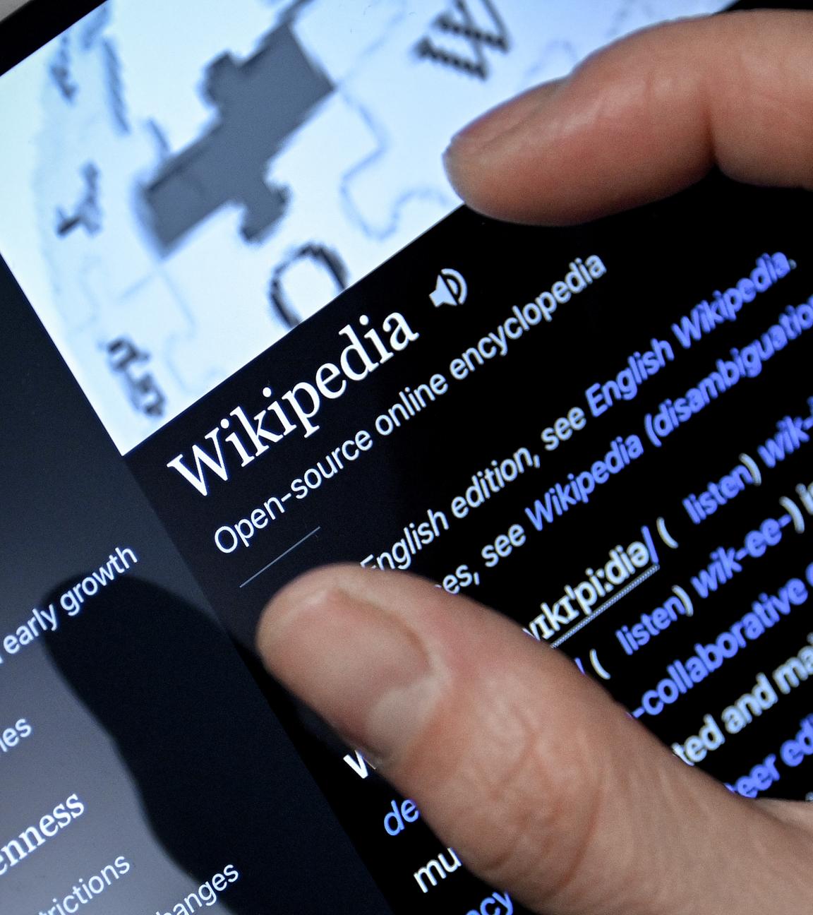 Ein Nahaufnahmebild zeigt die Titelseite der Wikipedia-Online-Enzyklopädie auf einem mobilen Computer