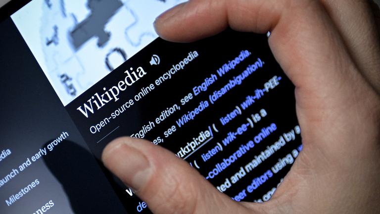 Ein Nahaufnahmebild zeigt die Titelseite der Wikipedia-Online-Enzyklopädie auf einem mobilen Computer