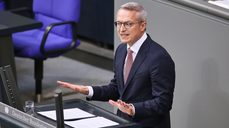 Digitalisierungsminister Karsten Wildberger, parteilos, haelt eine Rede.