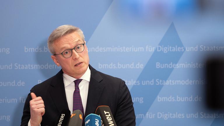 Bundesdigitalminister Karsten Wildberger bei der Vorstellung des Gesetzesnentwurfs der Bundesregierung zur Durchführung der EU-KI-Verordnung