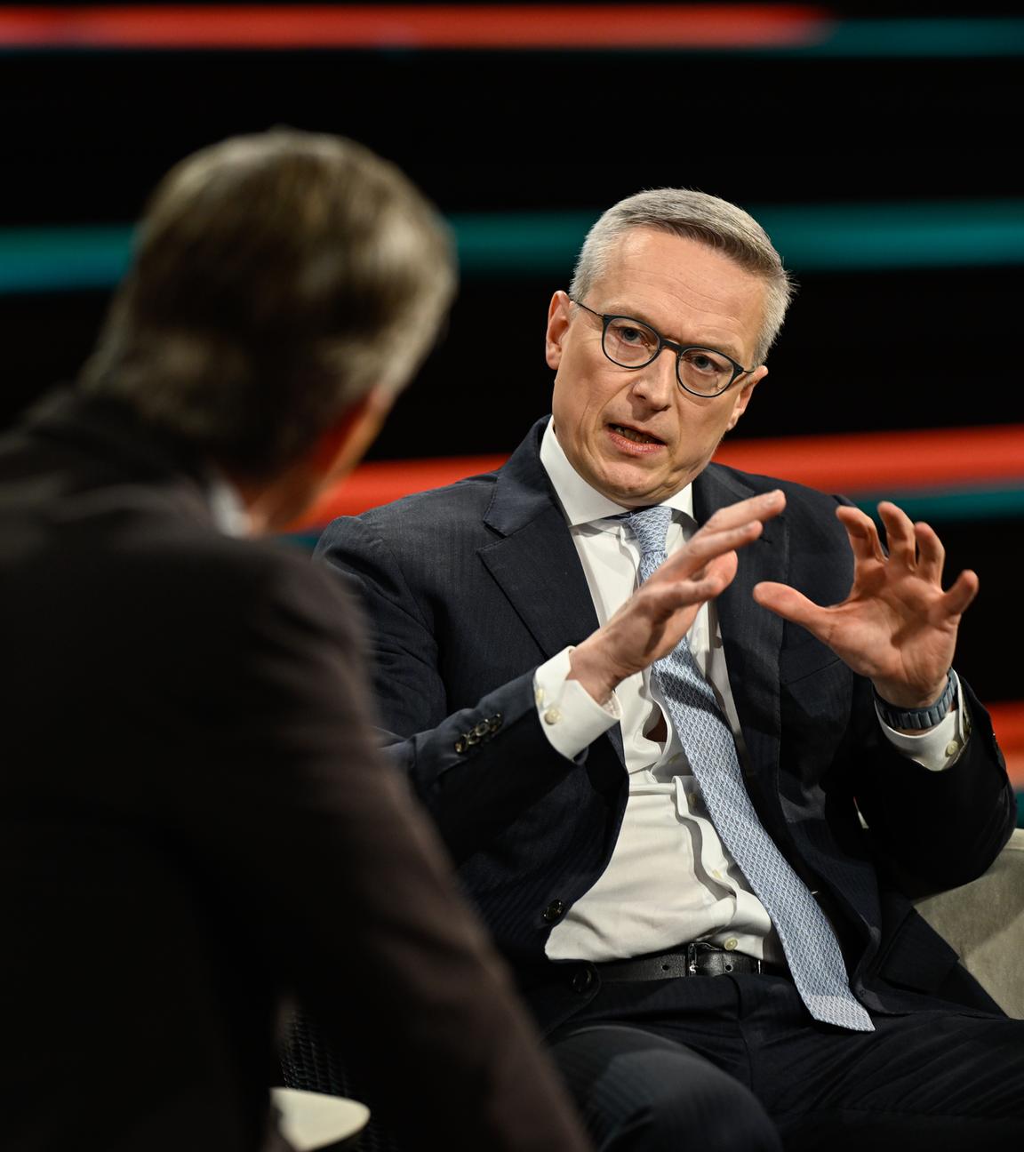 Karsten Wildberger sitzt im TV-Studio von "Lanz" und gestikuliert während des Sprechens.
