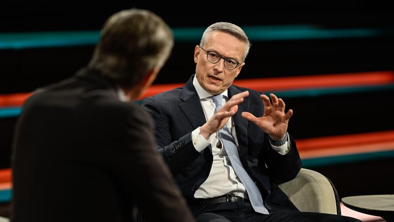 Karsten Wildberger sitzt im TV-Studio von "Lanz" und gestikuliert während des Sprechens.