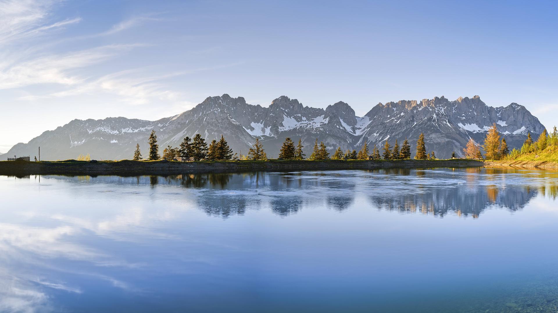 Spiegelung des Wilden Kaisers im Astbergsee (Tirol, Östereich)