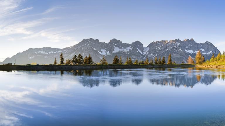 Spiegelung des Wilden Kaisers im Astbergsee (Tirol, Östereich)