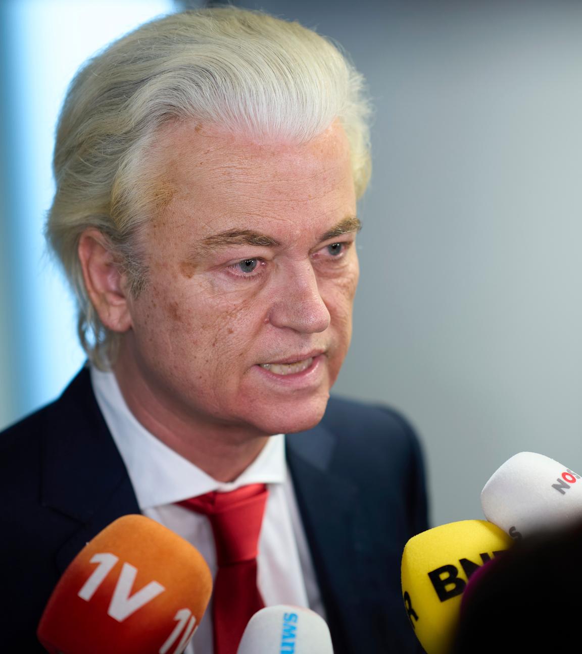 Geert Wilders vor Mikrofonen.