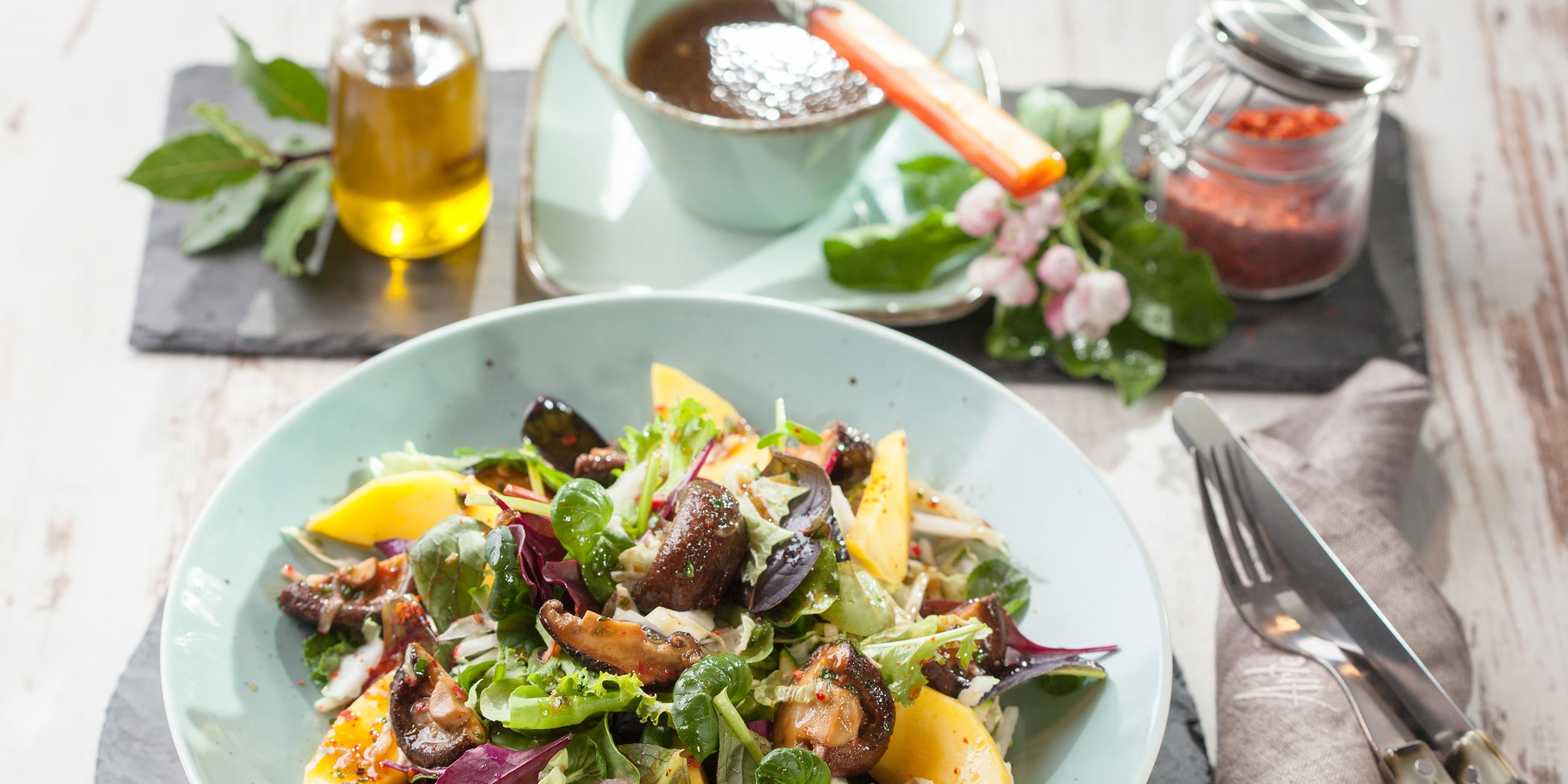 Wildkräutersalat mit gebratenen Pilzen