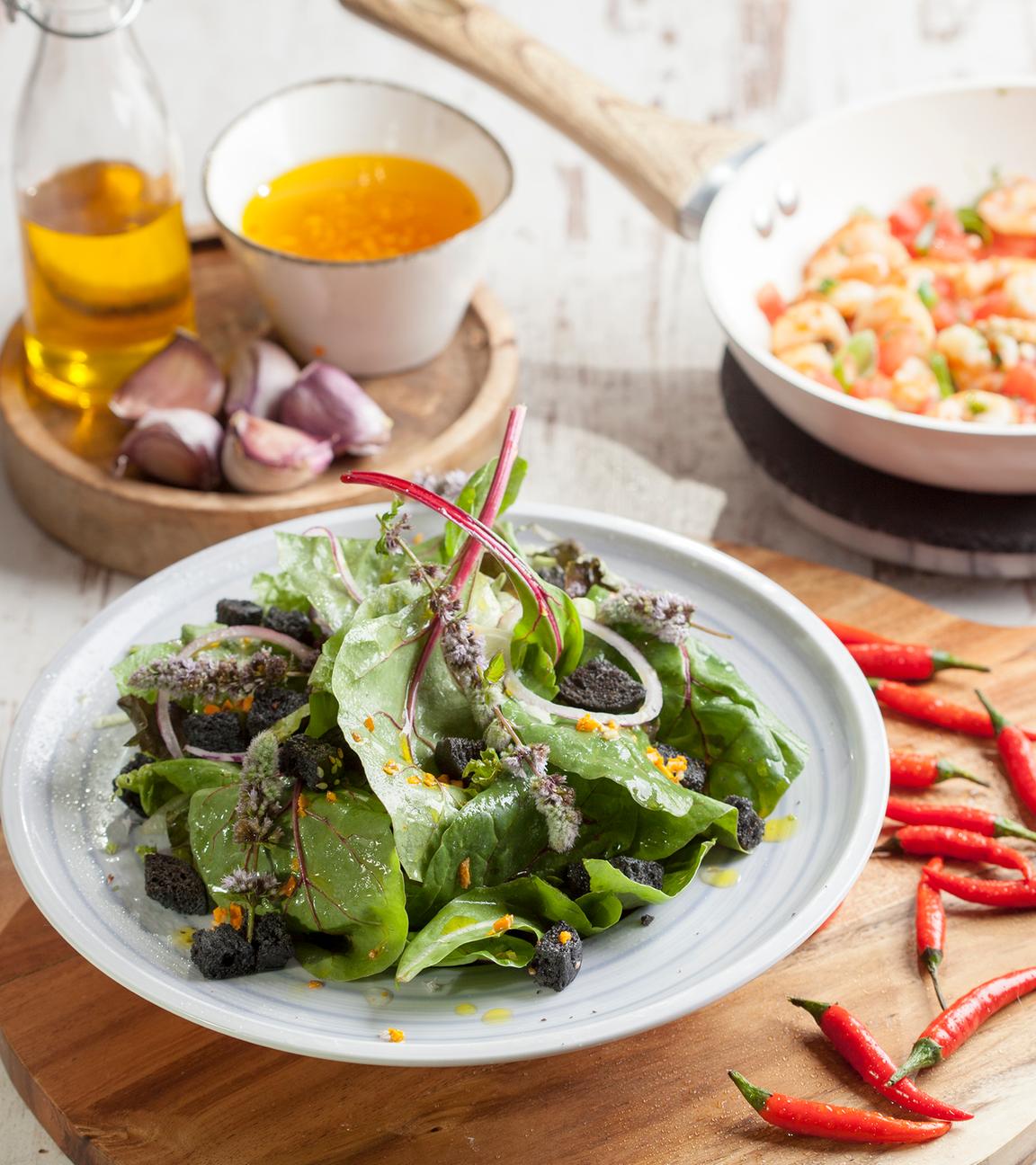 Wildkräutersalat mit Garnelen