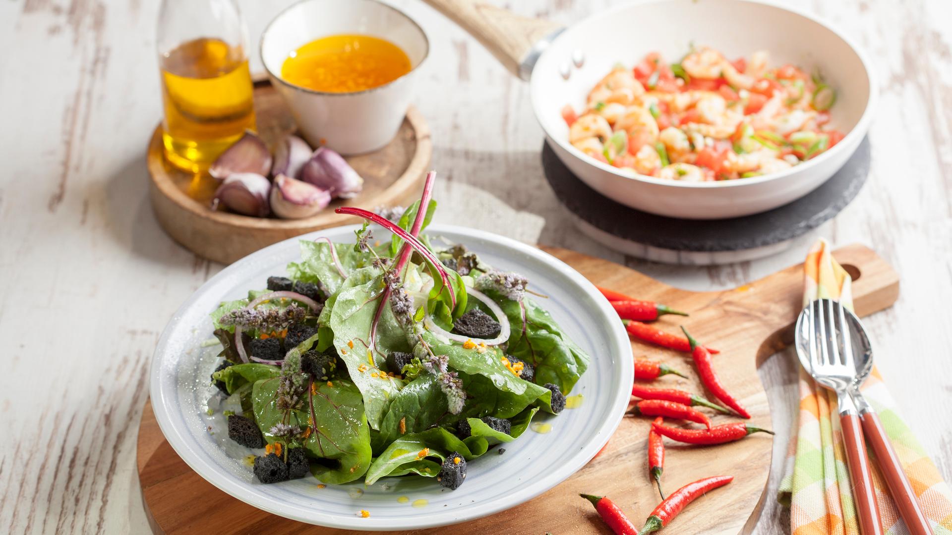 Wildkräutersalat mit Garnelen