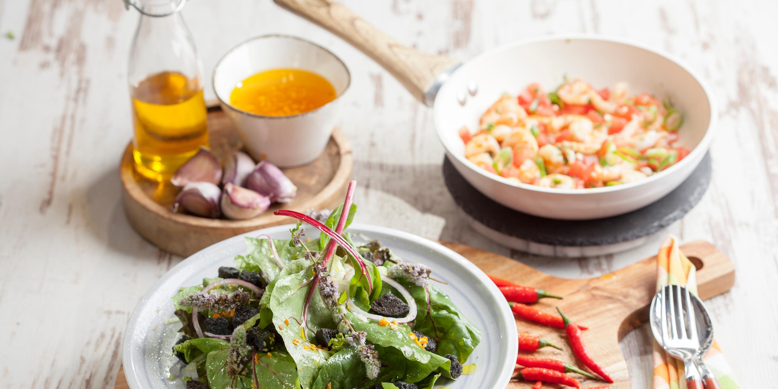 Wildkräutersalat mit Garnelen