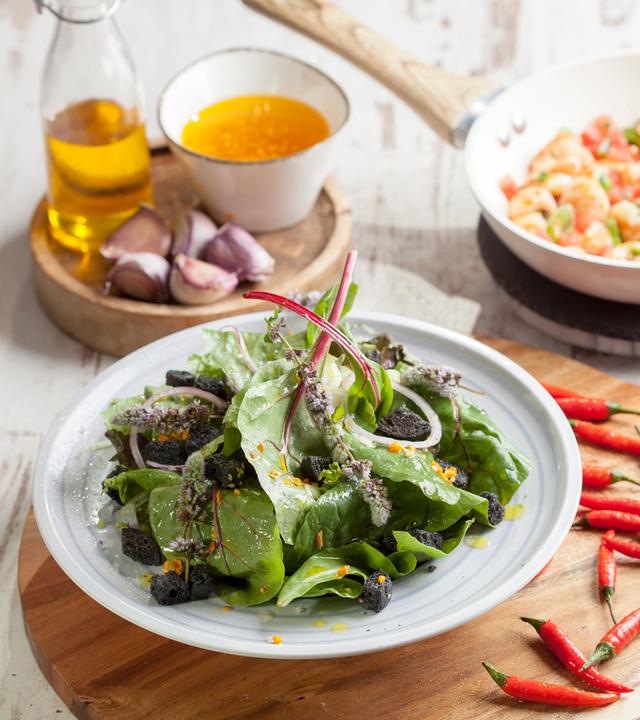 Wildkräutersalat mit Garnelen