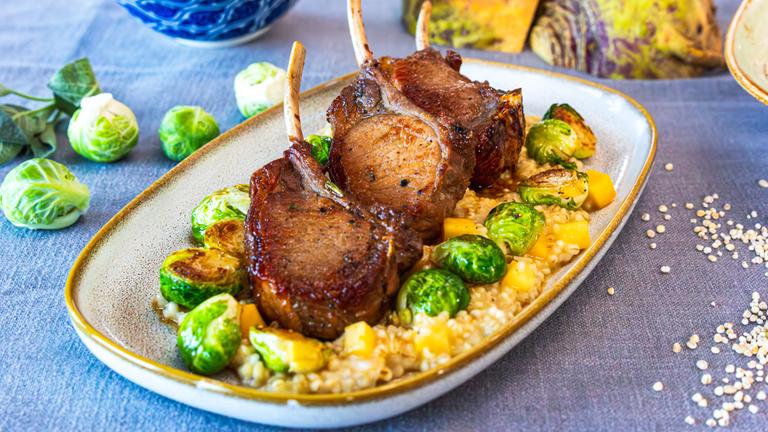 Wildschweinkoteletts mit Graupenrisotto, Steckrüben und gebratenem Rosenkohl