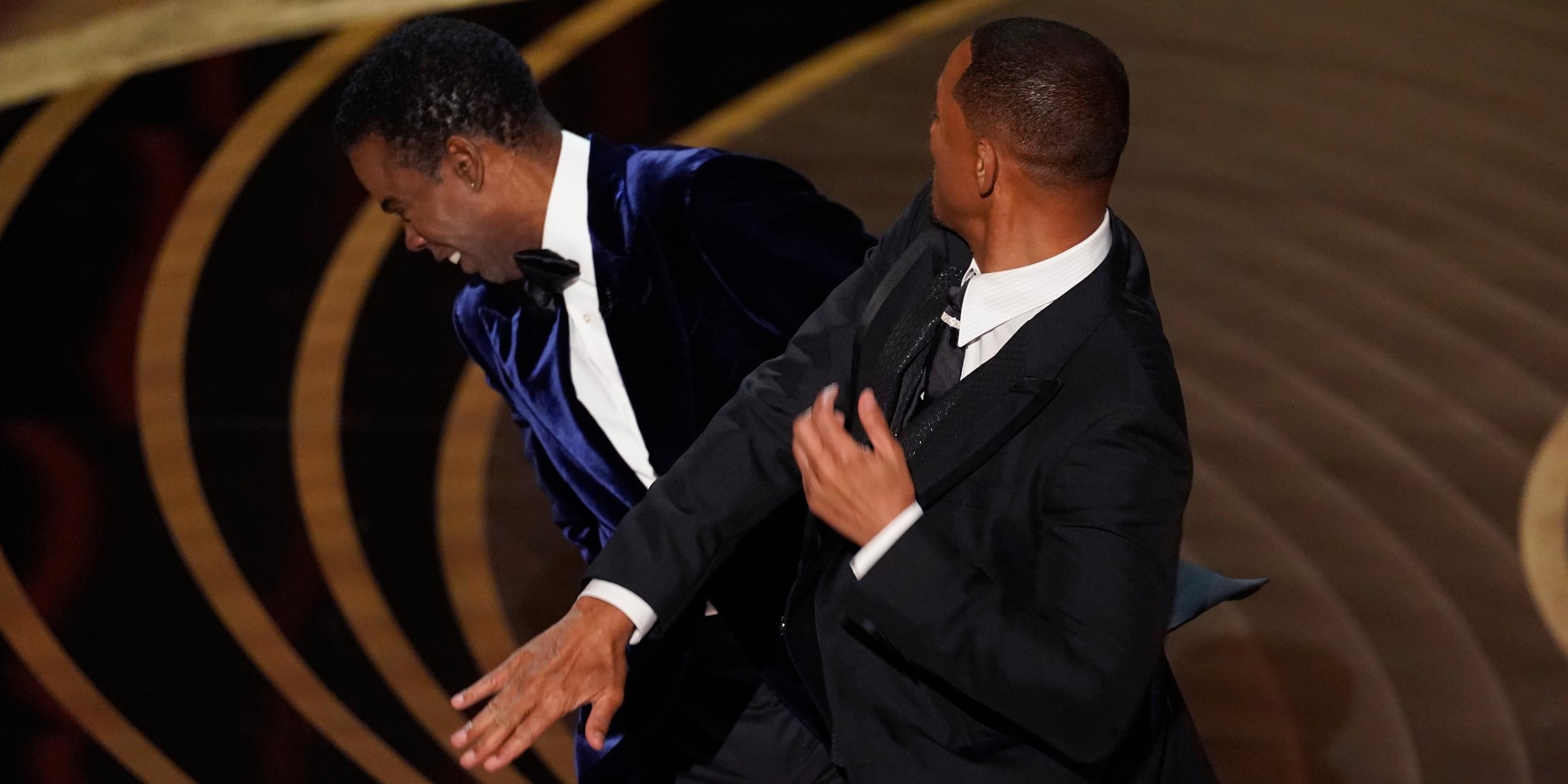 Schauspieler Will Smith gibt Komiker Chris Rock auf der Bühne der Oscar-Verleihung am 27. März 2022 eine Ohrfeige.