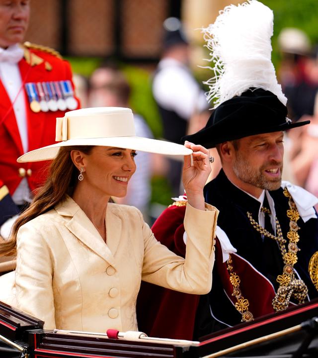 Prinz William und Prinzessin Kate in einer Kutsche nach einem Gottesdienst im Windsor Castle in Großbritannien.