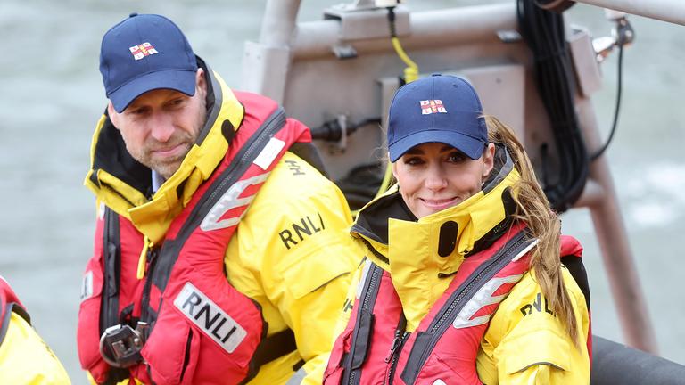 William und Kate auf Rettungsboot