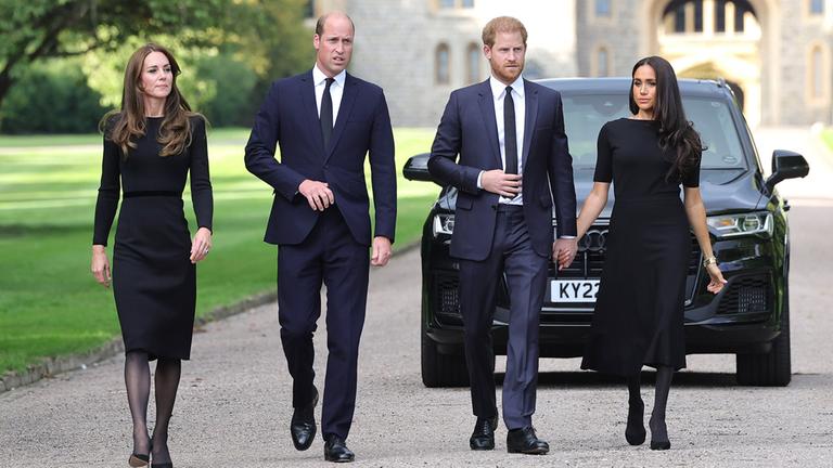 William, Kate, Harry und Meghan bestaunen Blumenmeer am Tag nach dem Tod der Queen