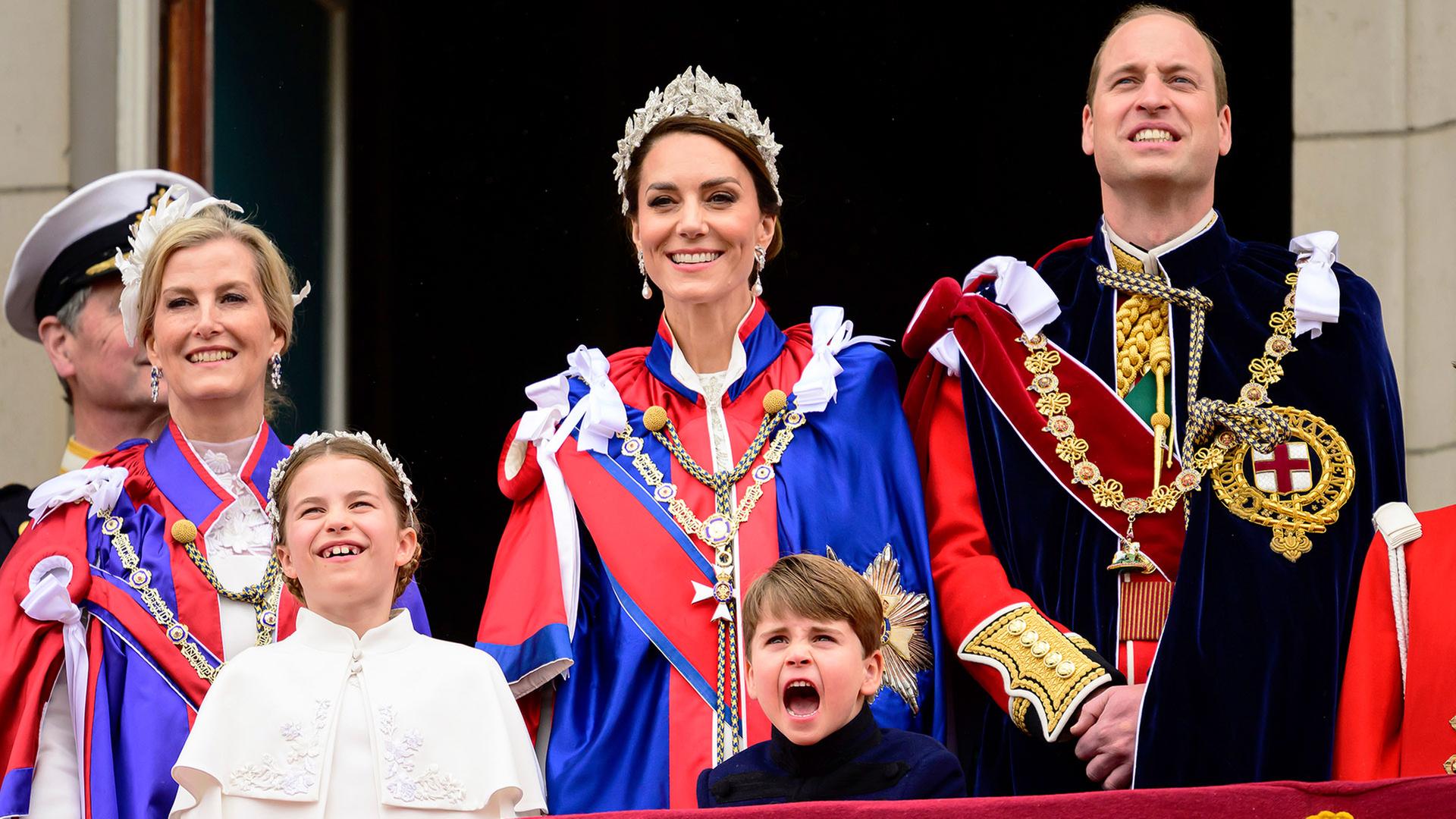 William und Kate auf dem Balkon des Buckingham Palace nach der Krönung von Charles III.