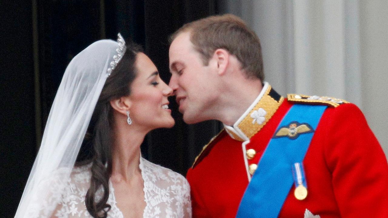 Prinz William küsst seine Frau Kate nach der Eheschließung auf dem Balkon des Buckingham Palace.